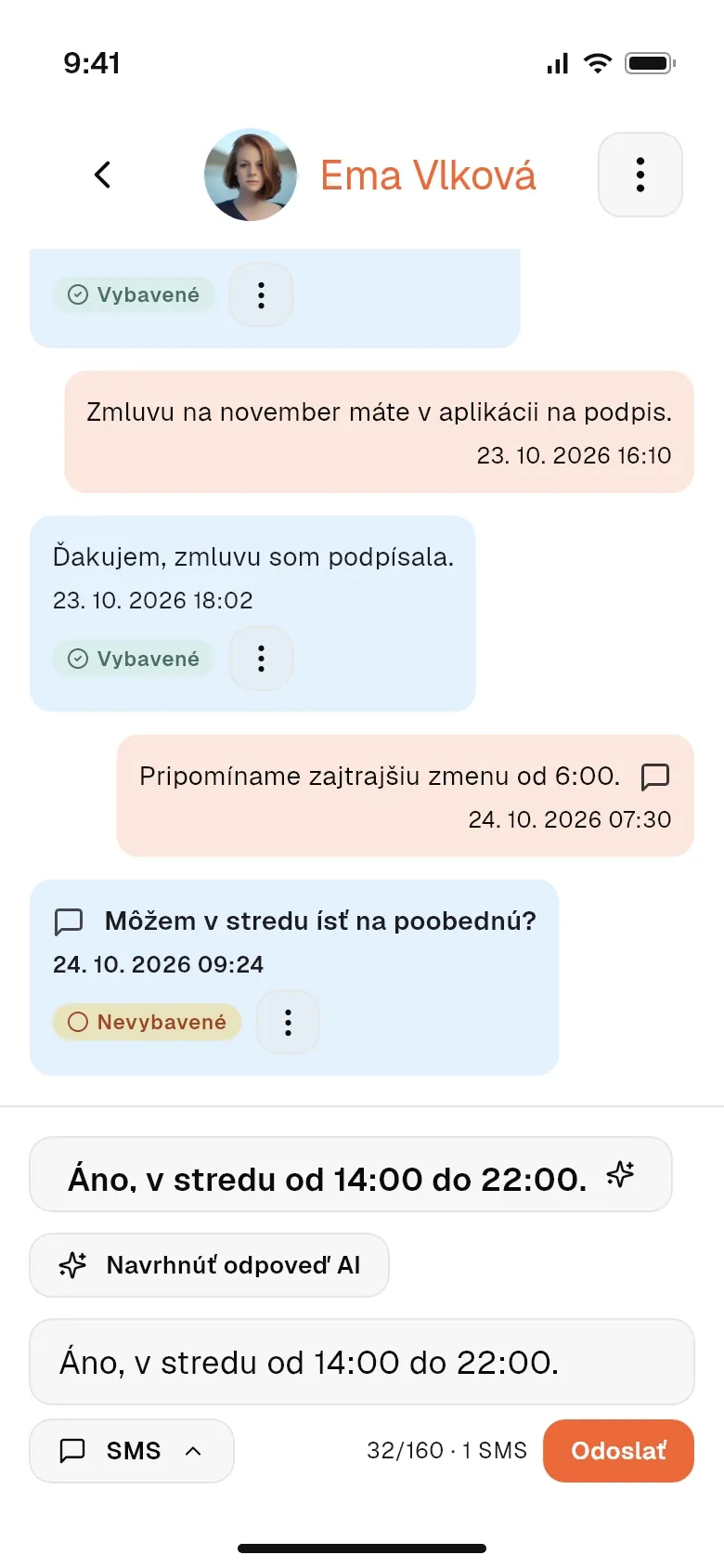 Správa pracovníkovi s výberom kanála a návrhom odpovede od AI